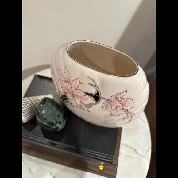 Seashell Porcelain Vase Pink Irises Butterfly 7.5” White Gold Trim - Picture 7 of 8